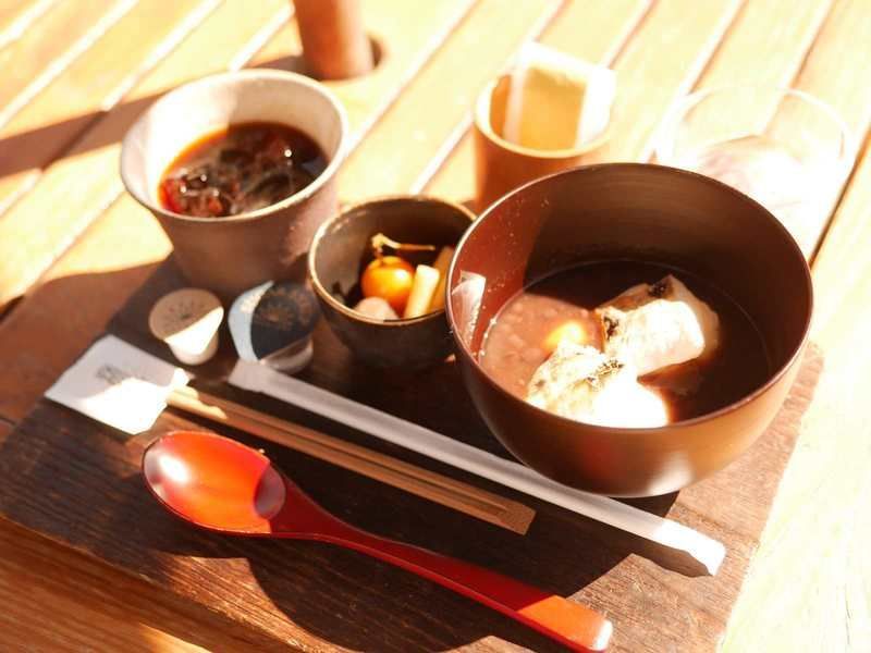 ドリンクとオリジナル菓子、カレーやうどん・蕎麦も提供する「カフェ鞠智 cucuchi-yufuin」屋根ありテラス席、ペット可です